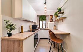 City Center Studio Apartment For Humans & Pets - One